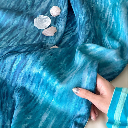 Modernes gestreiftes Bettwäscheset aus Baumwollsatin mit handgezeichneten Streifen und Kontrastpaspel
