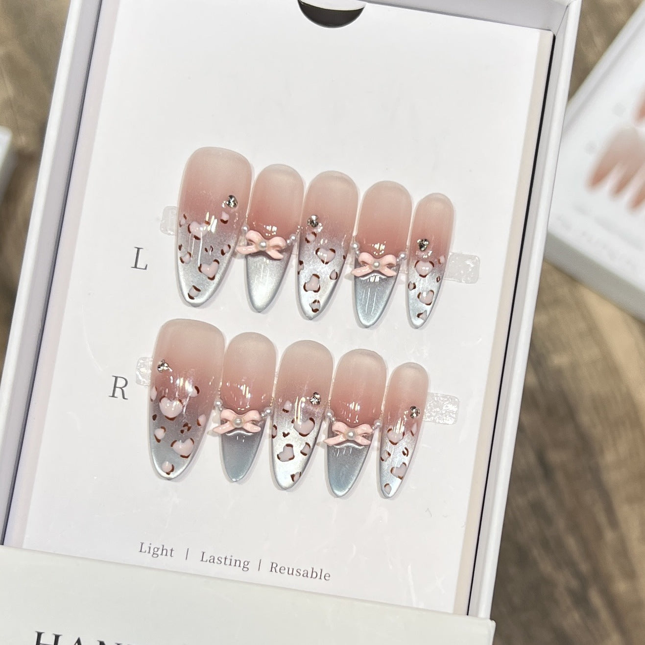 Dekoratives Press-On-Nageldesign mit Schleifenakzenten Brehn