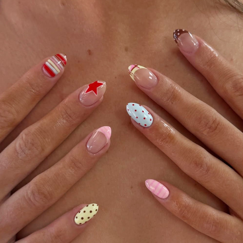 Kunstnagelset mit kreativen und farbenfrohen Designs Brehn