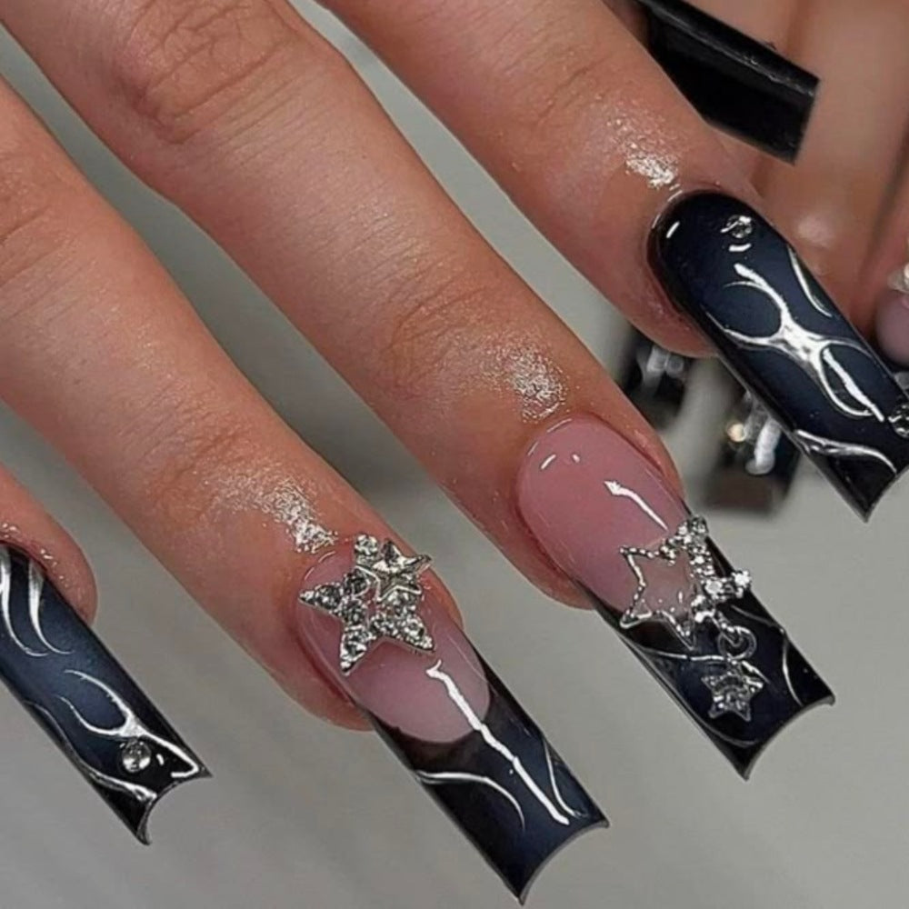 Kunstnägel mit Eleganten Glitzerakzenten und Herzmotiven Brehn