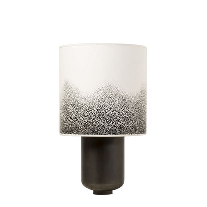 Moderne Tischlampe mit strukturiertem Schirm