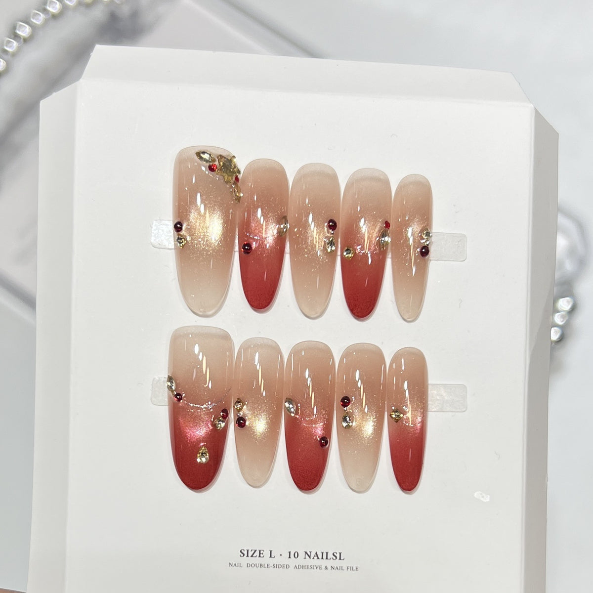 Künstlerisches Press-On-Nagelset mit elegantem floralen Design Brehn