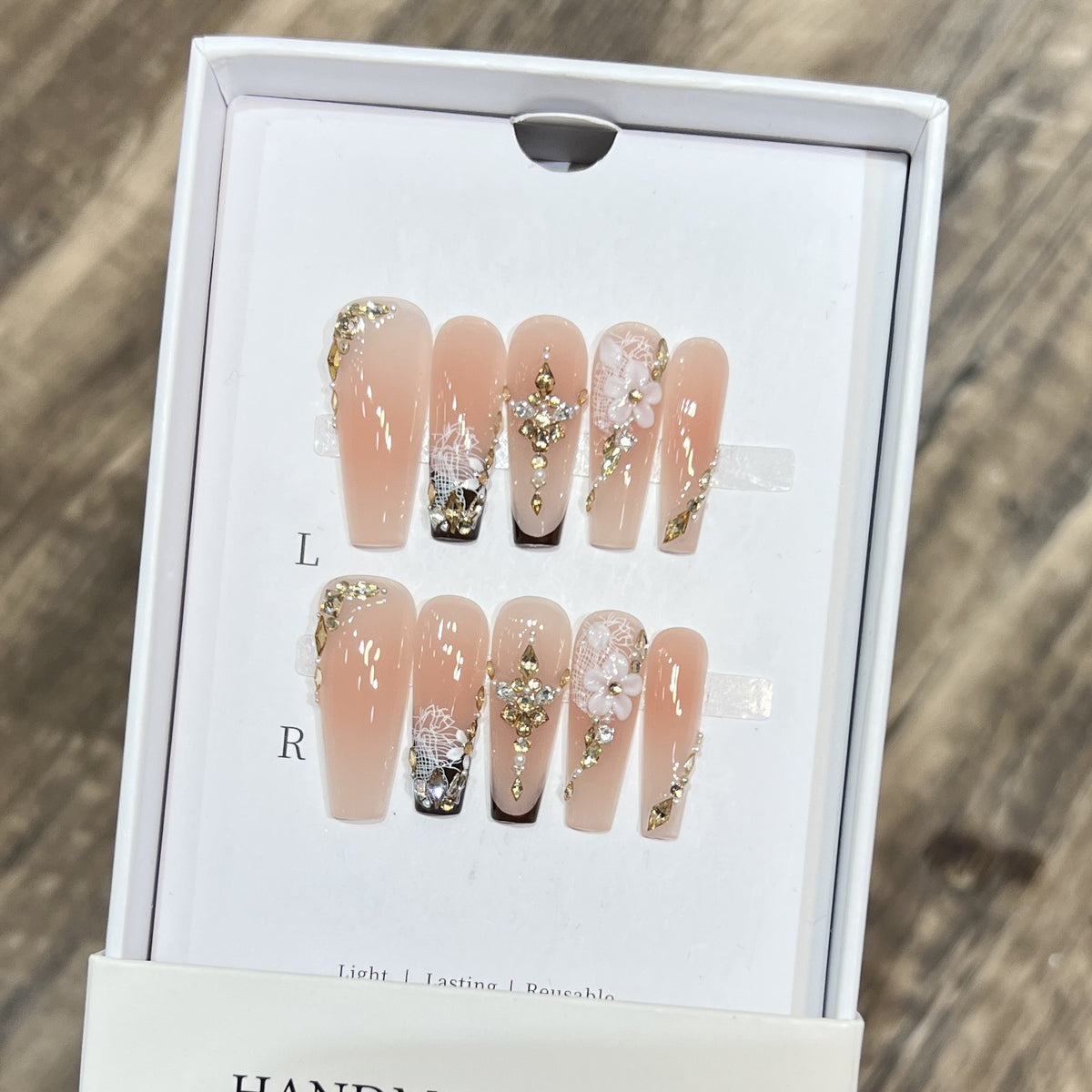 Künstlerisches wiederverwendbares Press-On-Nagelset mit floralen und goldenen Akzenten Brehn