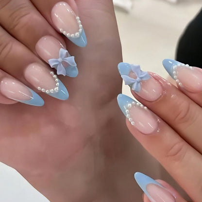 Kunstnagelset mit eleganten Blüten- und Perlenverzierungen Brehn