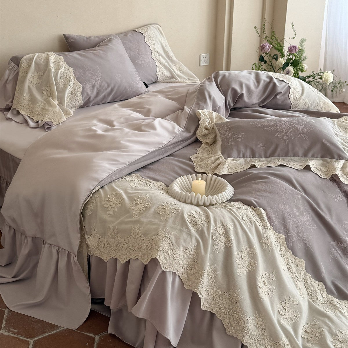 Romantisches Baumwollsatin-Duvetbezug-Set mit Spitzenbesatz, Rüschensaum und besticktem Overlay