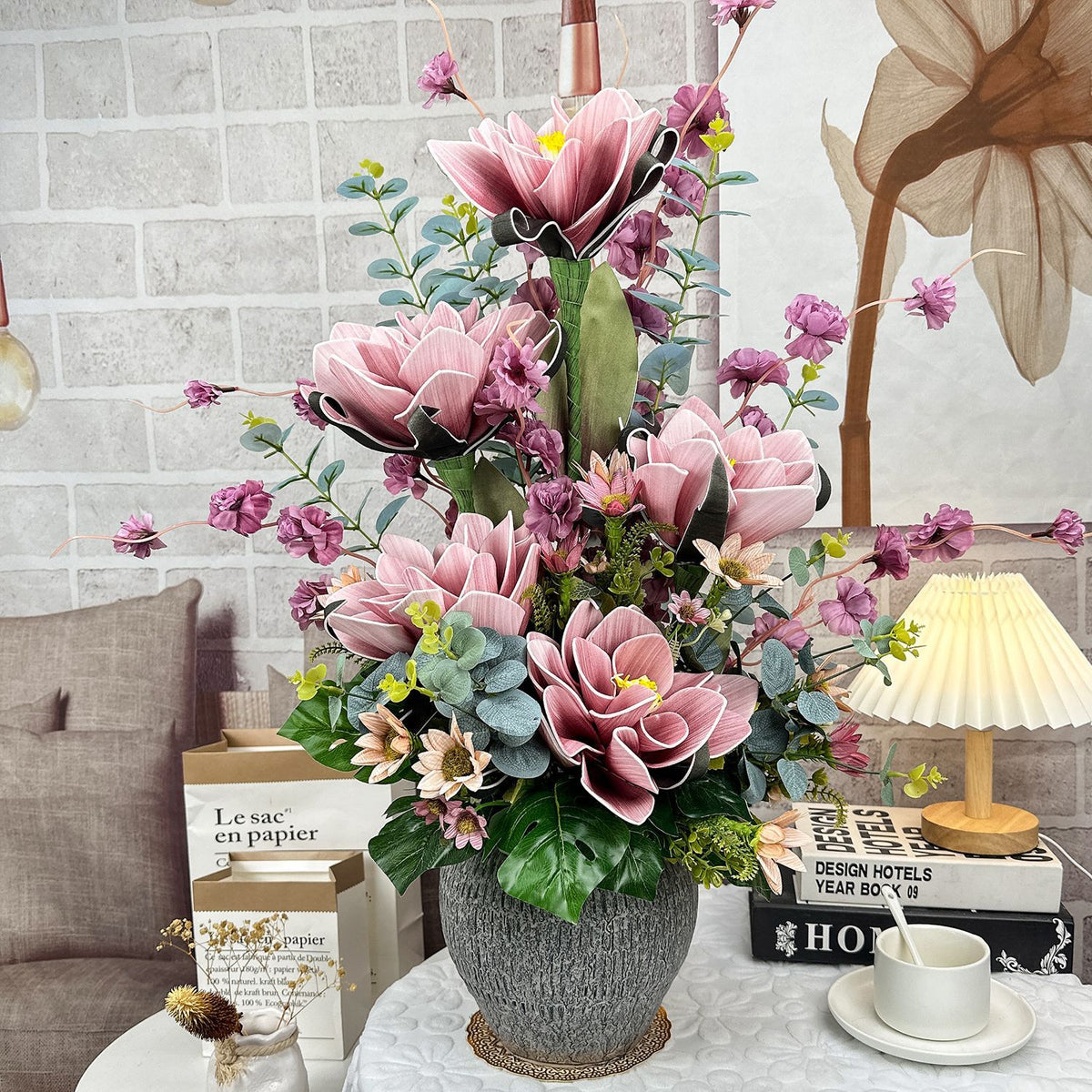 Elegantes lebensechtes Blumenarrangement für die Innendekoration