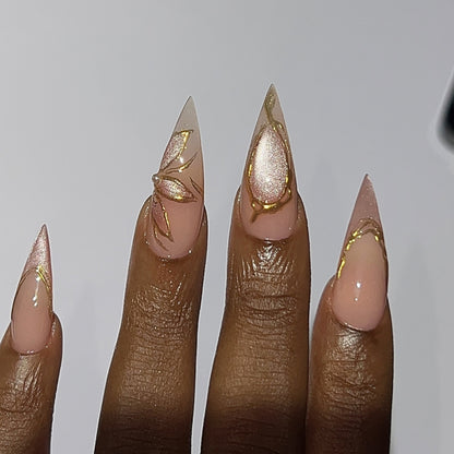 Kunstvolle Stiletto-Nägel mit Goldakzenten Brehn