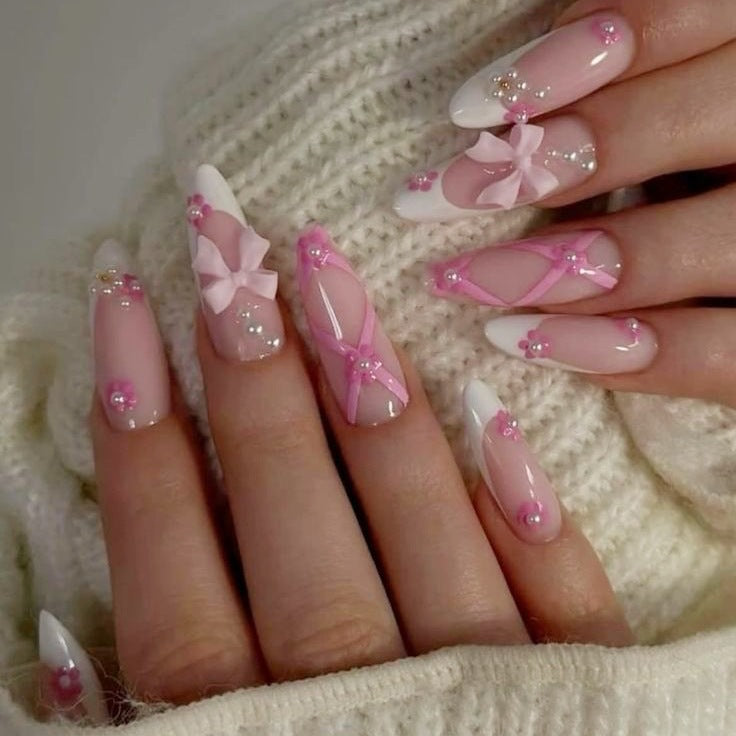 Kunstnagelset mit verspielten 3D-Details und eleganten Akzenten Brehn