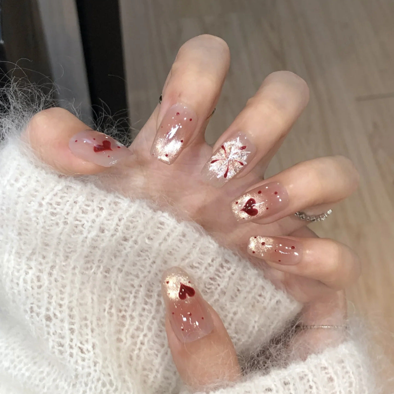 Künstlerisches Glitzer-Nageldesign Brehn