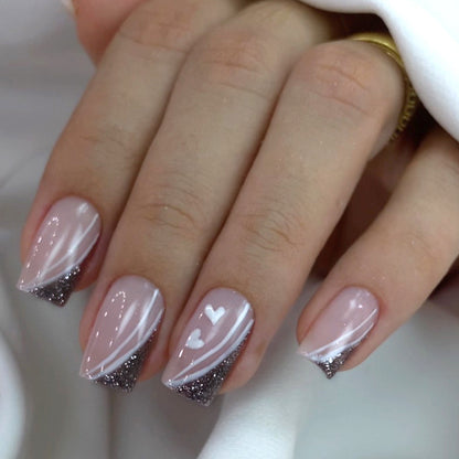 Kunstvolle Nagelkunst mit elegantem Glitter und Herzdesign Brehn