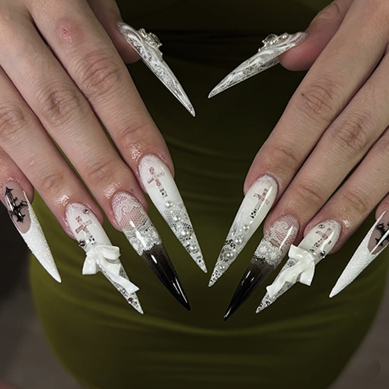 Kunstvolle Stiletto-Nägel mit einzigartigen 3D-Elementen und Glitzerakzenten Brehn