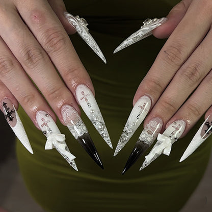 Kunstvolle Stiletto-Nägel mit einzigartigen 3D-Elementen und Glitzerakzenten Brehn