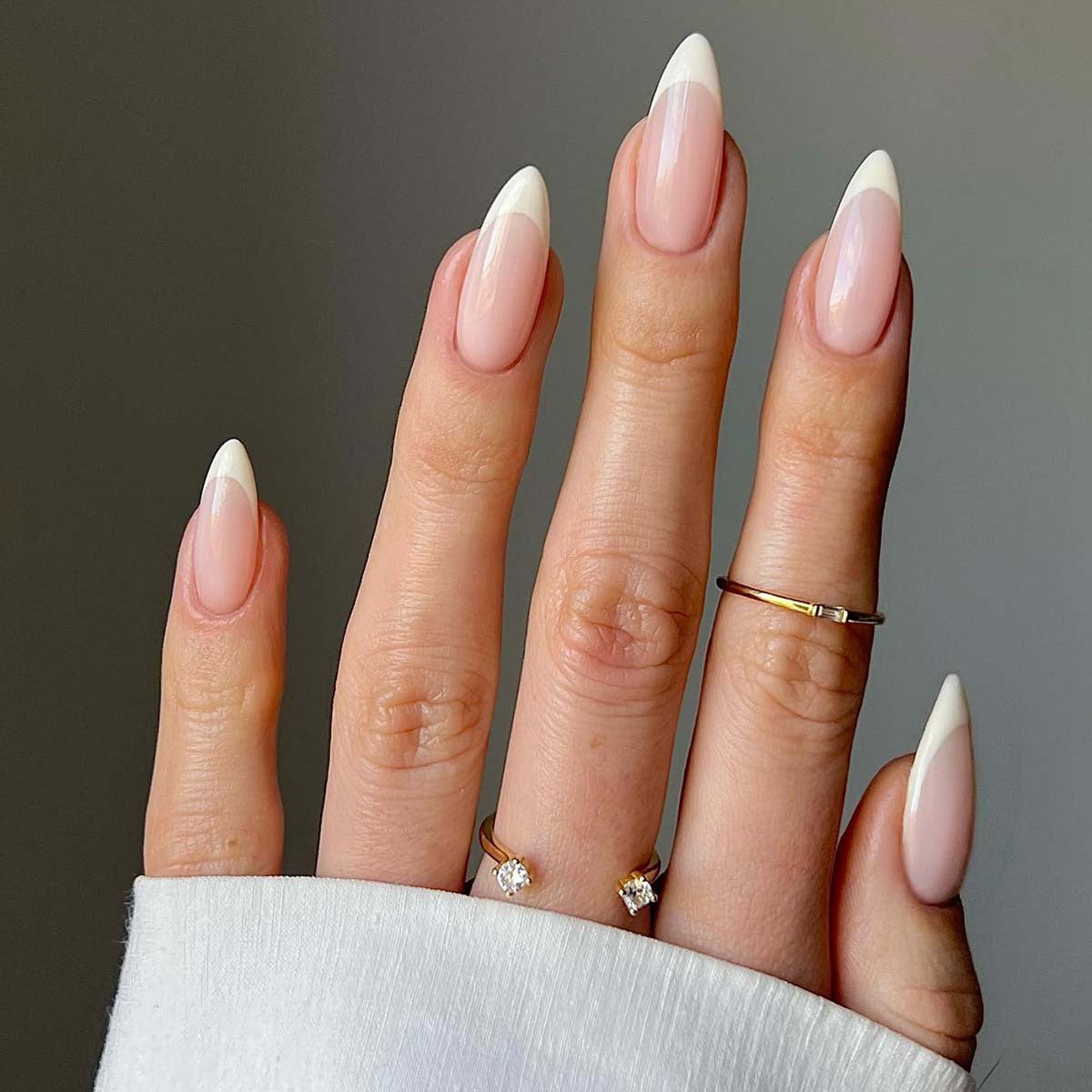Elegante Stiletto-Nägel mit französischem Design Brehn