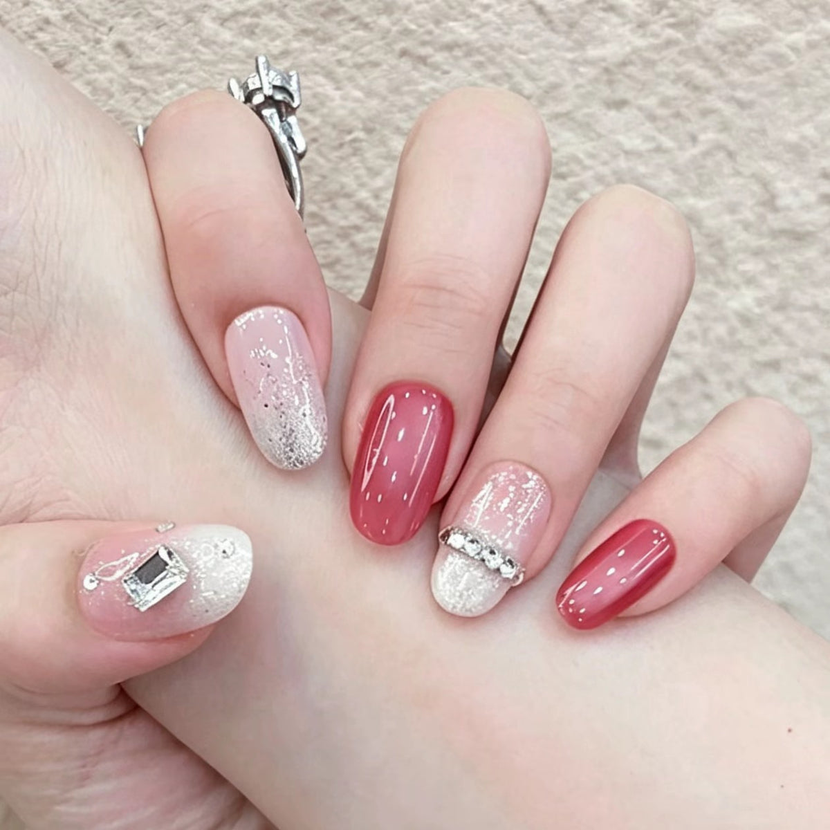 Glamouröse Nagelkunstverlängerungen mit dekorativen Akzenten