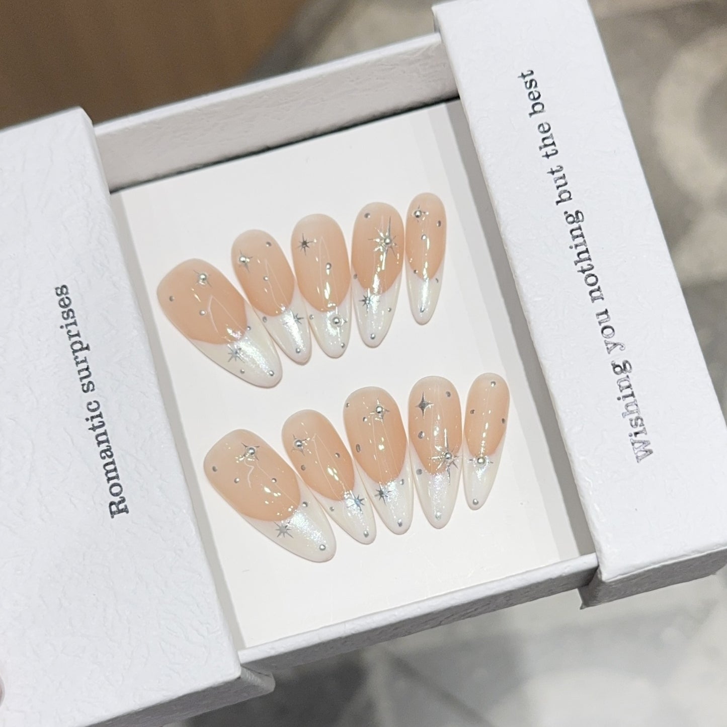 Glamouröse Kunstnägel mit Romantischem Sternenmotiv Brehn
