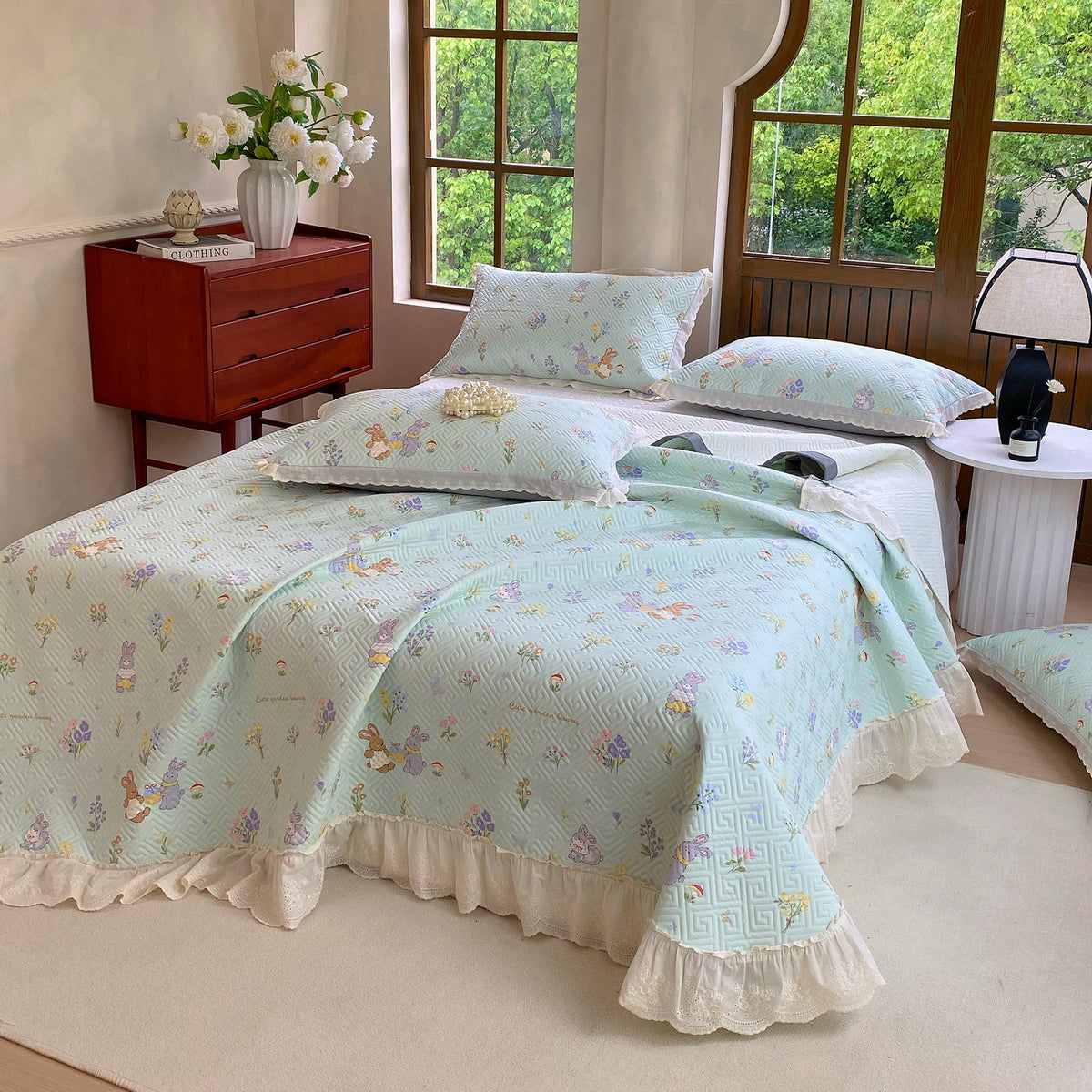 Gepolsterte florale Bettbezug-Set mit bestickten Puppenmuster und Rüschensaum