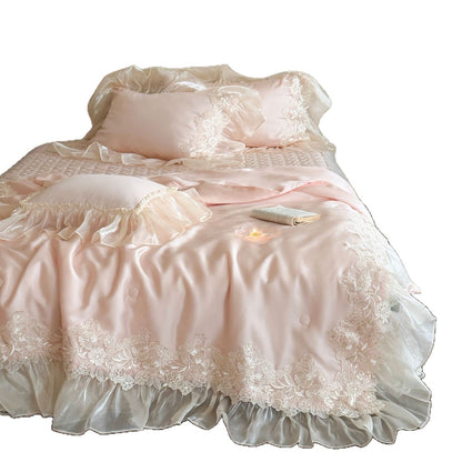 Elegante Bettwäsche-Garnitur aus Satin mit mehrlagigem Organza-Volant und feiner Blumen-Spitzenborte