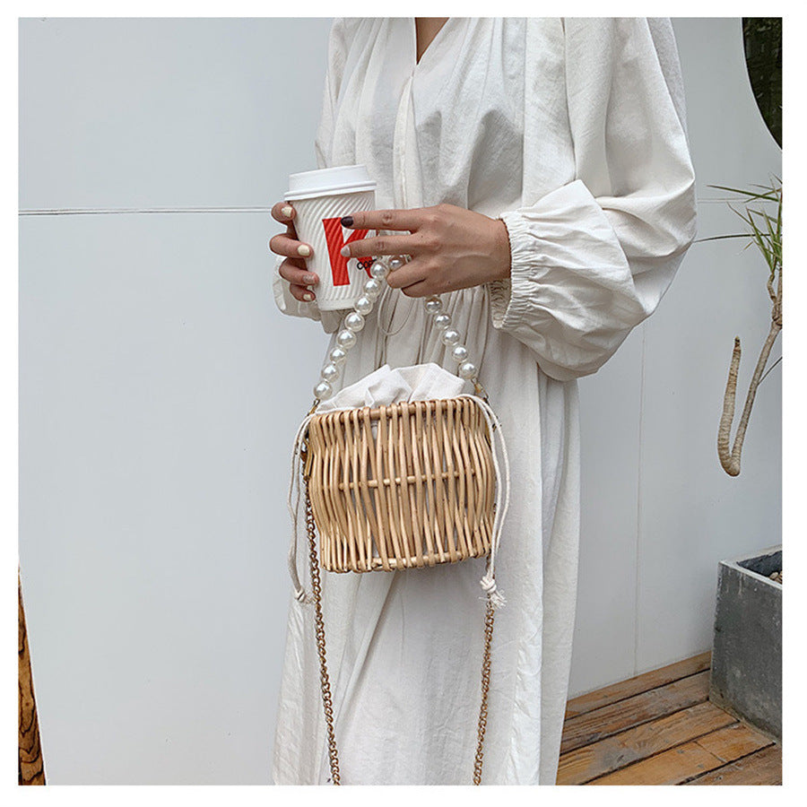 Damen Handtasche mit elegantem Perlengriff und geflochtenem Design Brehn