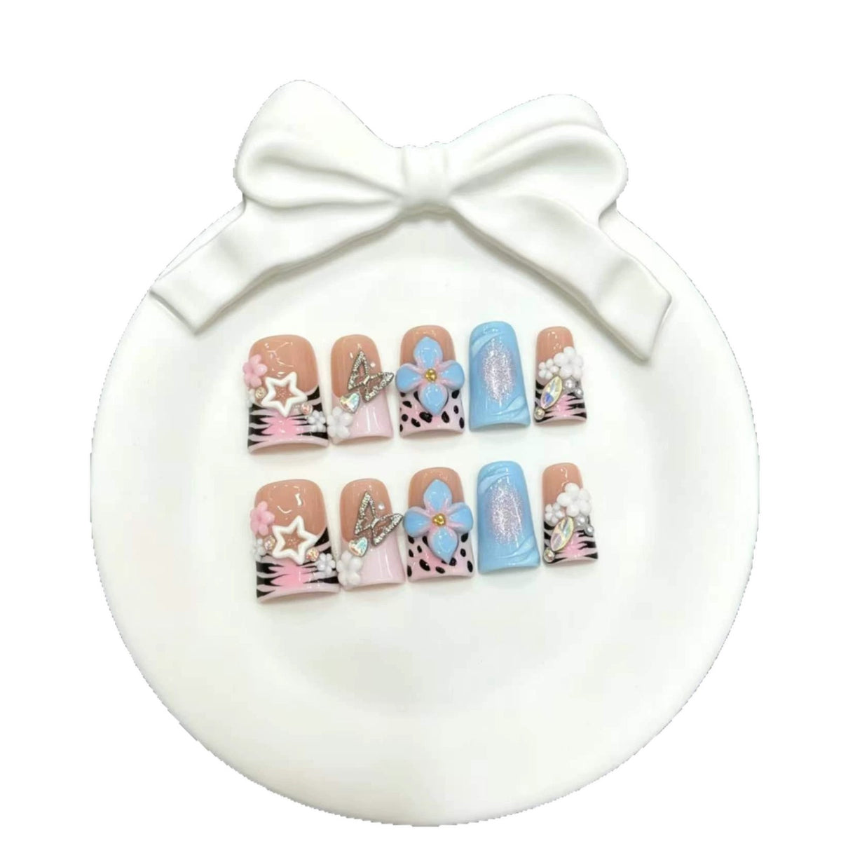 Künstlerisches Nail Art Press-On Set mit floralen und Edelsteinakzenten