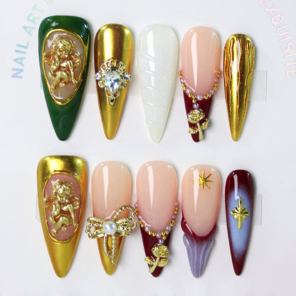 Kunstnagelset mit glamourösen Verzierungen und aufwendigen Details Brehn