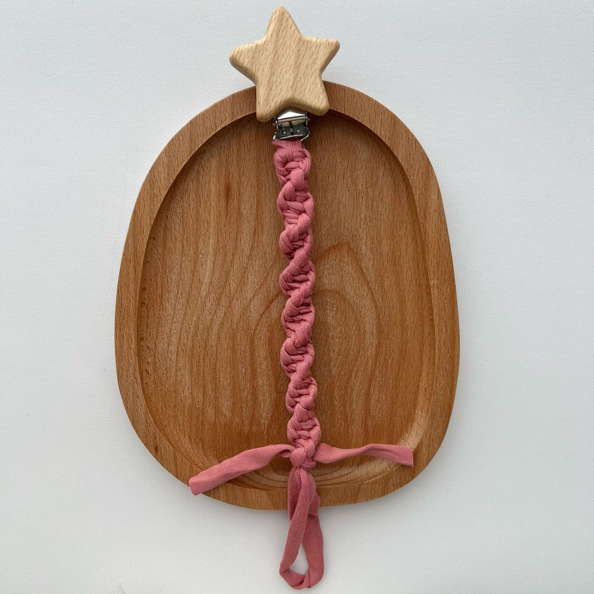 Holzstern Schnullerclip mit geflochtenem Baumwollriemen