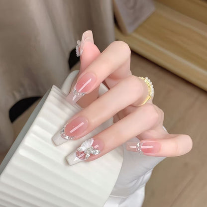 Glamouröse Nagelkunst mit Perlen und Glitzer Brehn
