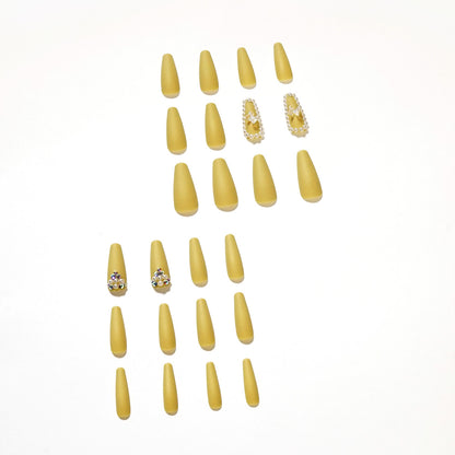 Kunstvolle Stiletto-Nägel mit luxuriösen Glitzerakzenten Brehn