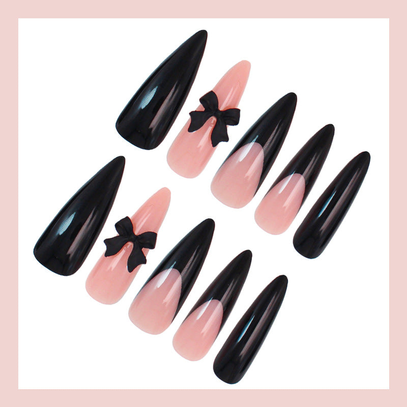 Kunstnagelset mit elegantem Schwarz-Weiß-Design und spielerischen Akzenten Brehn