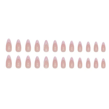 Elegante Kunstnagelspitzen mit Glitzer- und Perlverzierungen Brehn