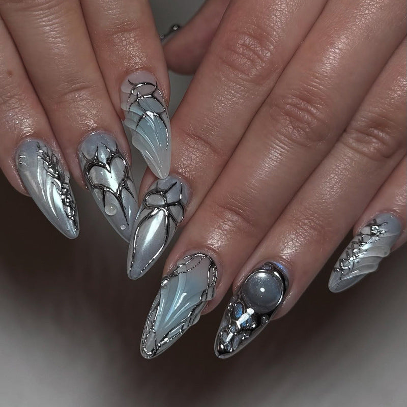 Kunstvolle Stiletto-Nägel mit verspielten Metallic-Details Brehn