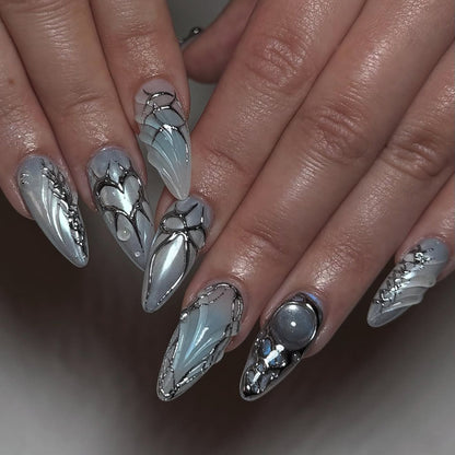 Kunstvolle Stiletto-Nägel mit verspielten Metallic-Details Brehn