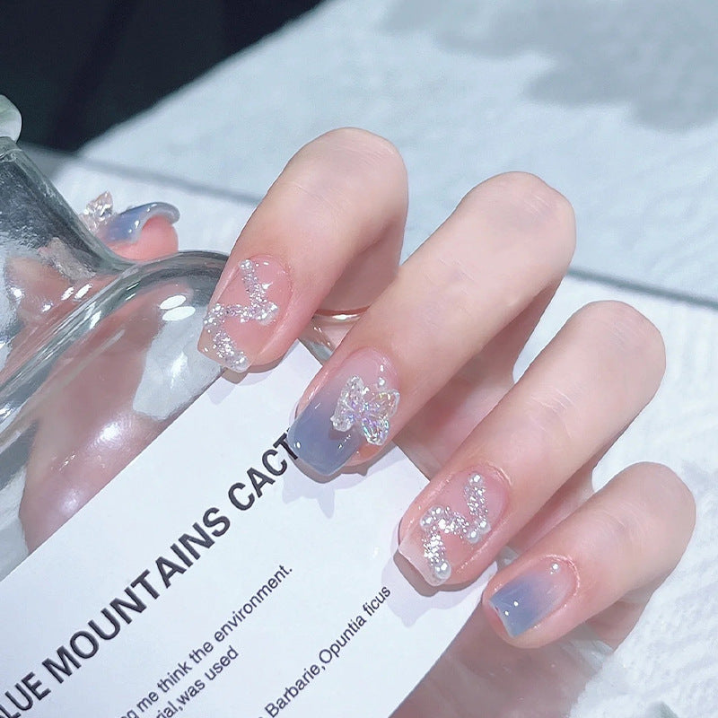 Kunstnagelset mit funkelnden Glitzer-Elementen und ansprechendem Ombre-Design Brehn