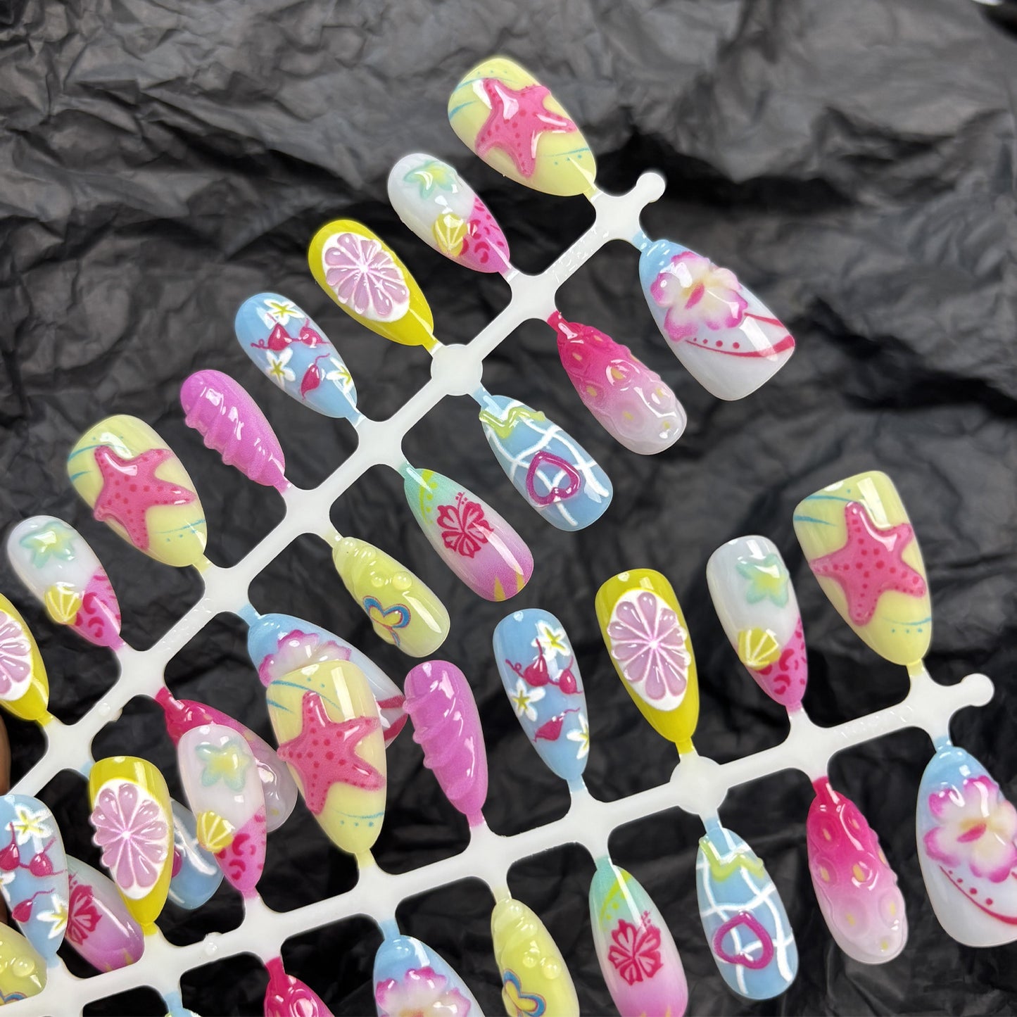 Künstlerisch thematisierte Press-On Nageltips Brehn