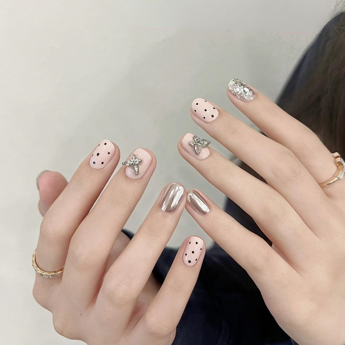 Kunstnägel mit Verspieltem Design und Glitzerakzenten Brehn