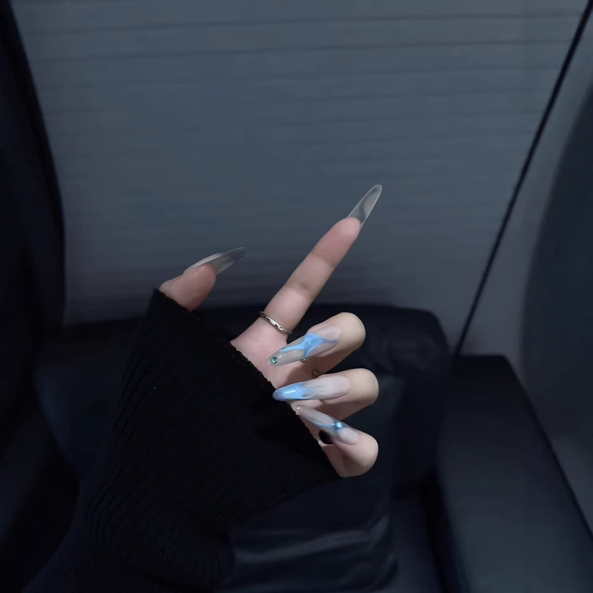 Faszinierende, mit Kristallen besetzte Stiletto-Nagelspitzen