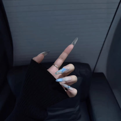 Faszinierende, mit Kristallen besetzte Stiletto-Nagelspitzen