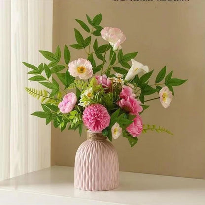 Lebensechte Blumenarrangement mit dekorativer Vase