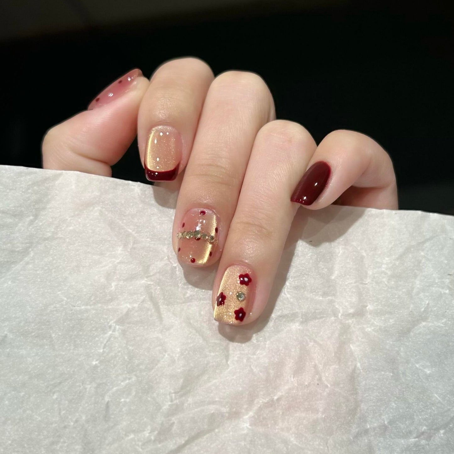 Kunstnägel Im Luxuriösen Glamour-Design mit Blumigen und Glitternden Akzenten Brehn