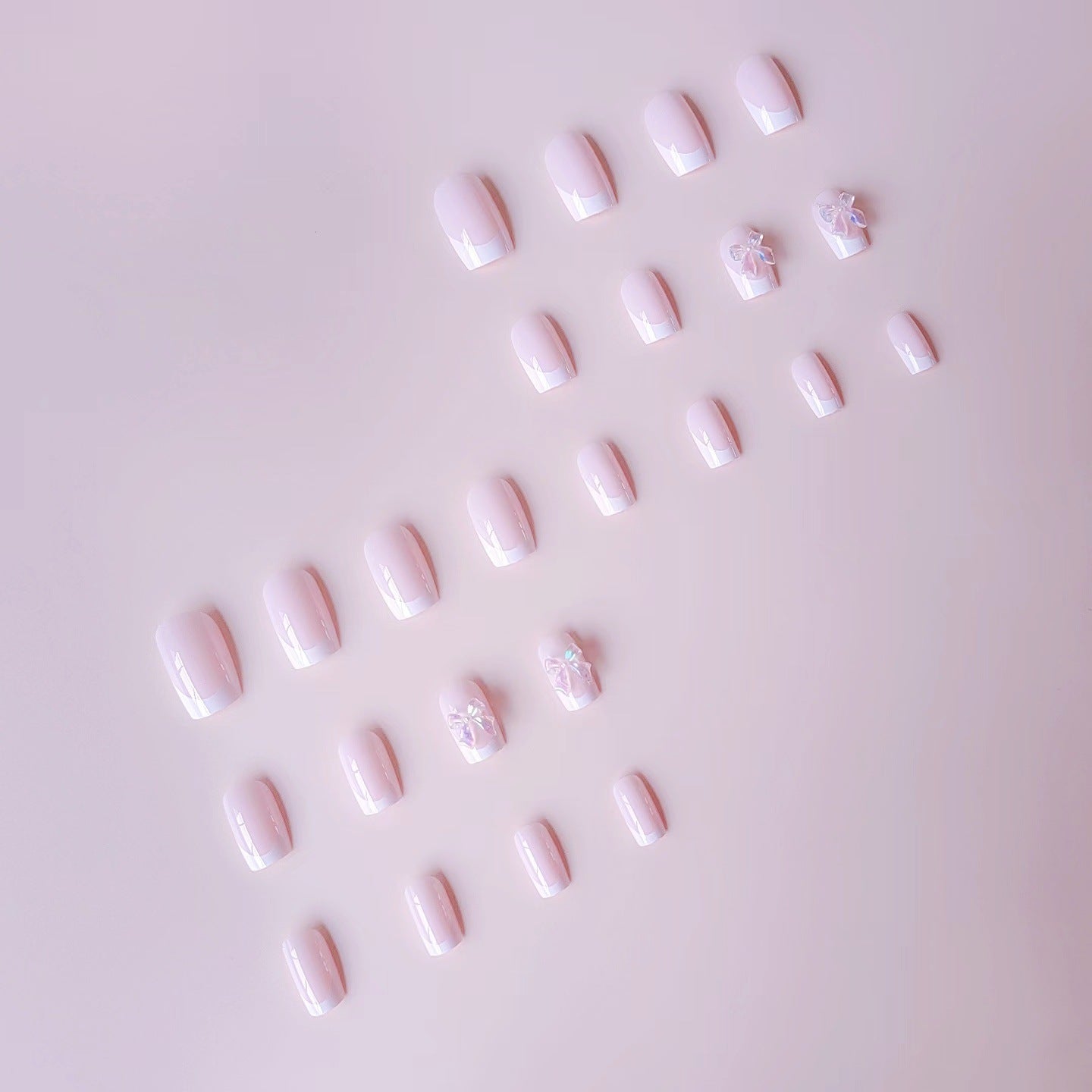 Kunstnagelset mit eleganter französischer Spitze und 3D-Details Brehn