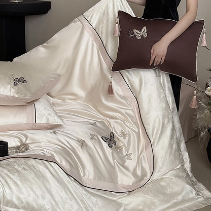 Luxuriöses Satin-Bettwäscheset mit bestickten Schmetterlingen, Zierkissen und Quasten