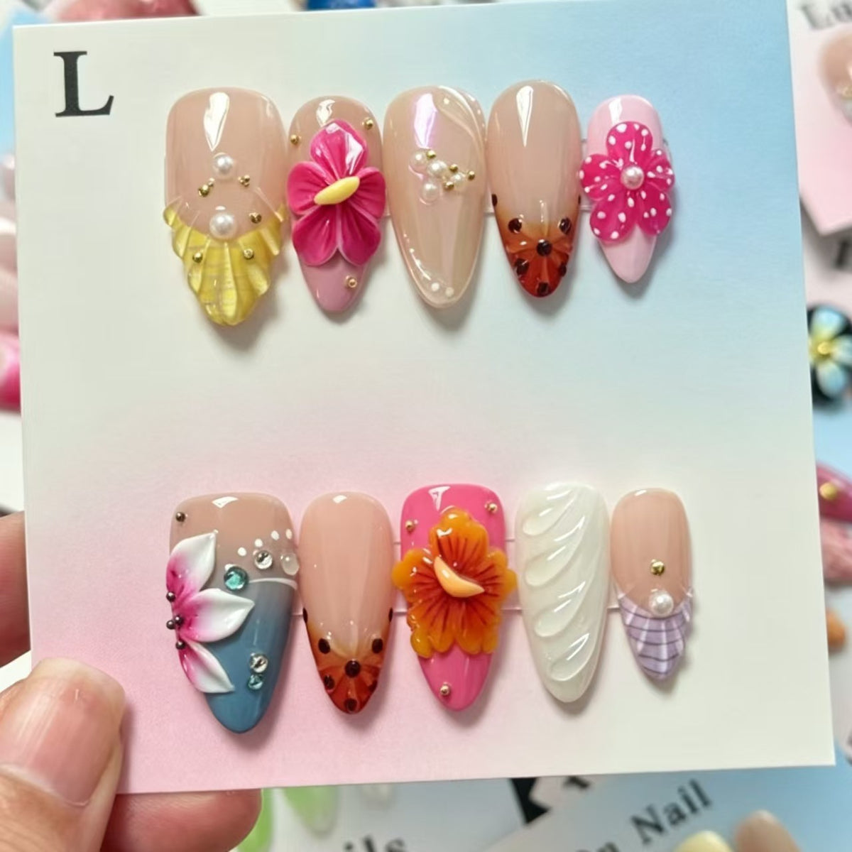 Dekorativer Press-On Nagelkunst Set mit floralen Akzenten