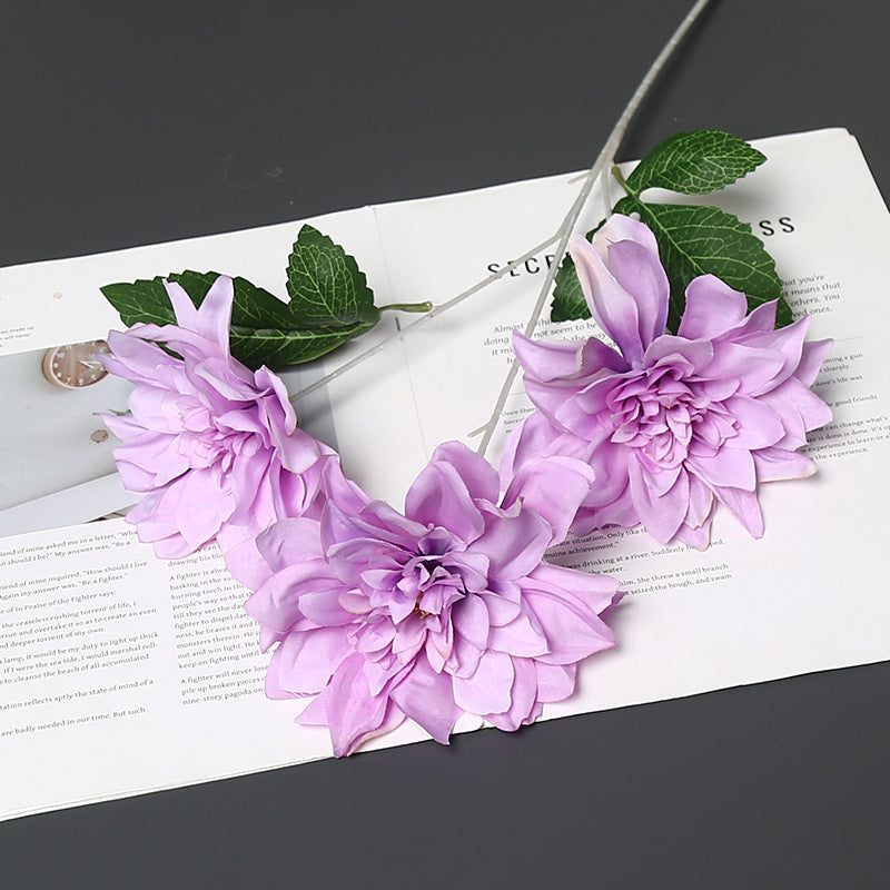 Lebensechte Stoffblumenarrangement