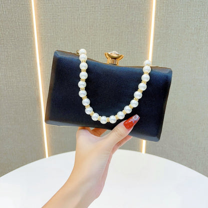 Perlenverzierte Abend-Clutch