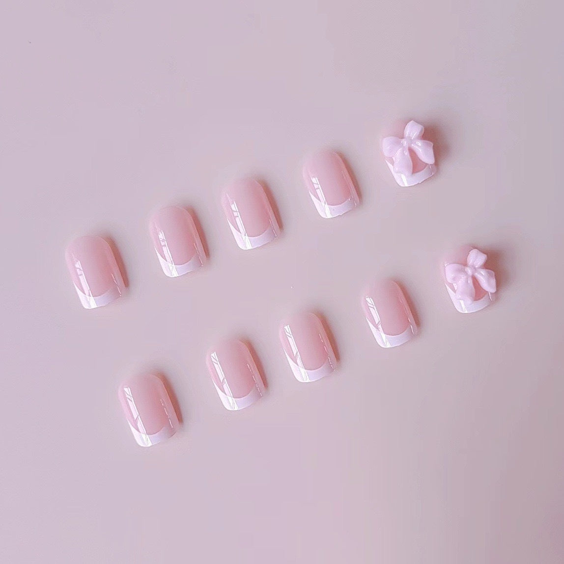 Kunstnagelset mit eleganten Spitzen und 3D Schleifenverzierungen Brehn