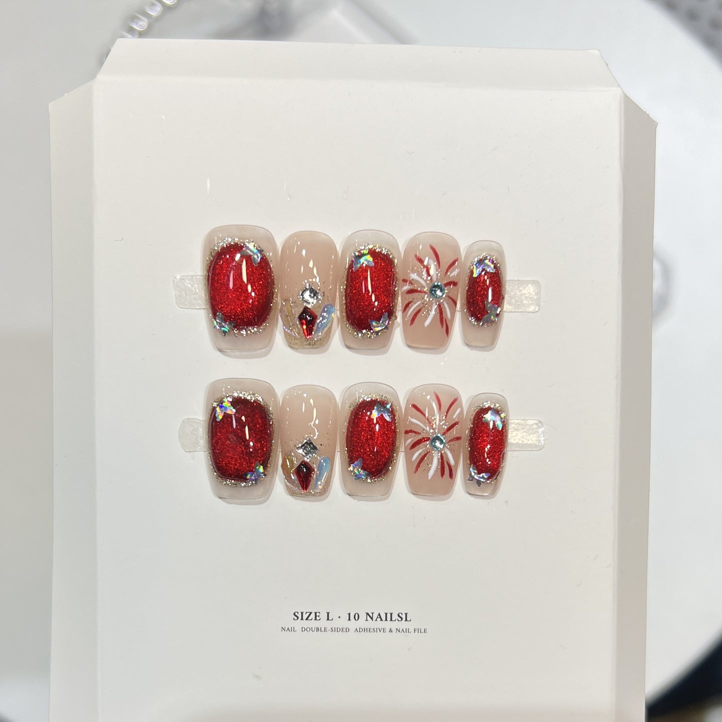 Künstlerisches Press-On-Nagelset mit elegantem floralen Design Brehn