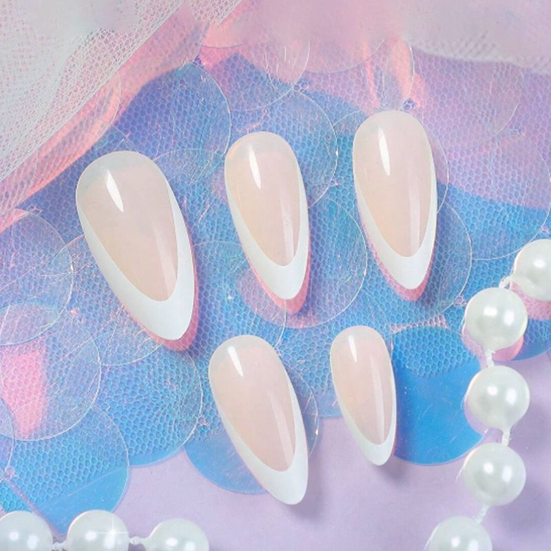 Nagelkunstset mit eleganter French-Maniküre Brehn