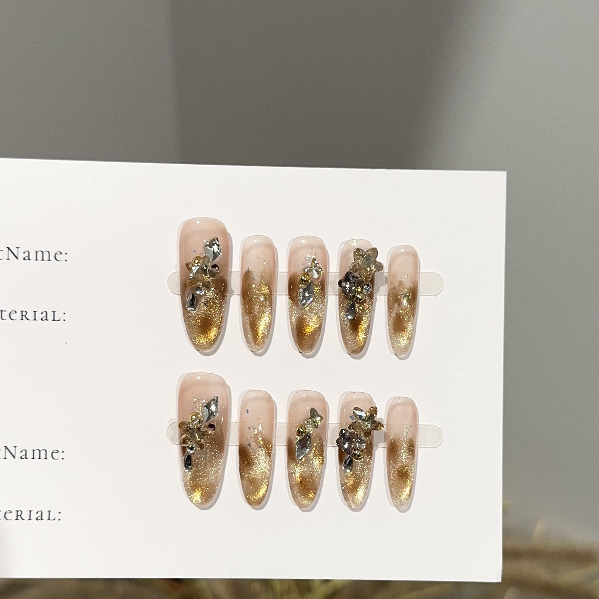 Luxuriös Glitzer Press-On Nagelset mit floralen Akzenten