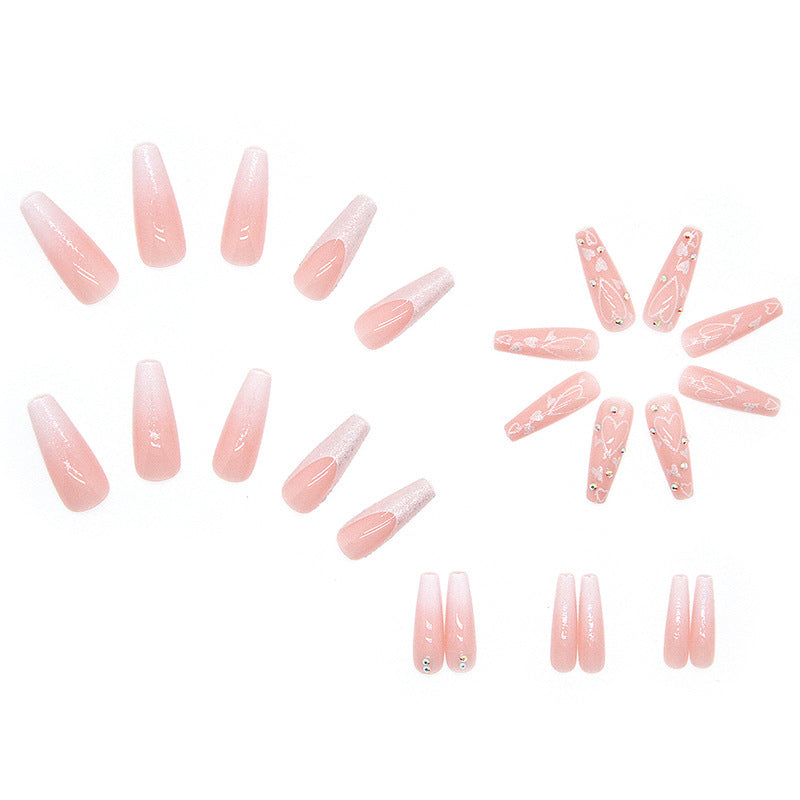 Elegante Kunstnagelspitzen mit Herz- und Glitzermuster Brehn