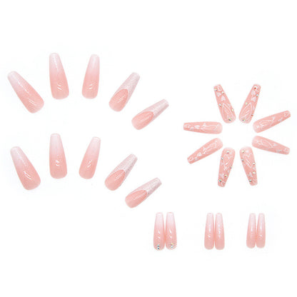 Elegante Kunstnagelspitzen mit Herz- und Glitzermuster Brehn
