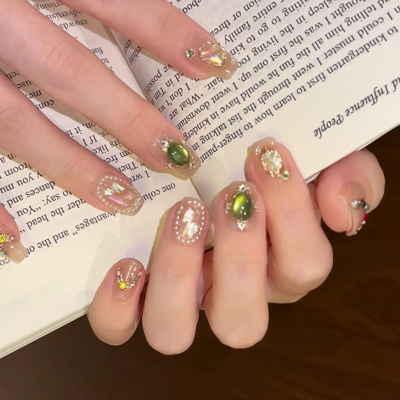 Kunstnägel mit Strass- und Perlenakzenten Brehn